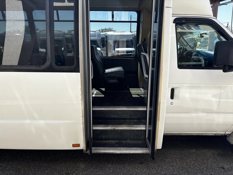 2007 Ford E450 Shuttle Bus - Image 6