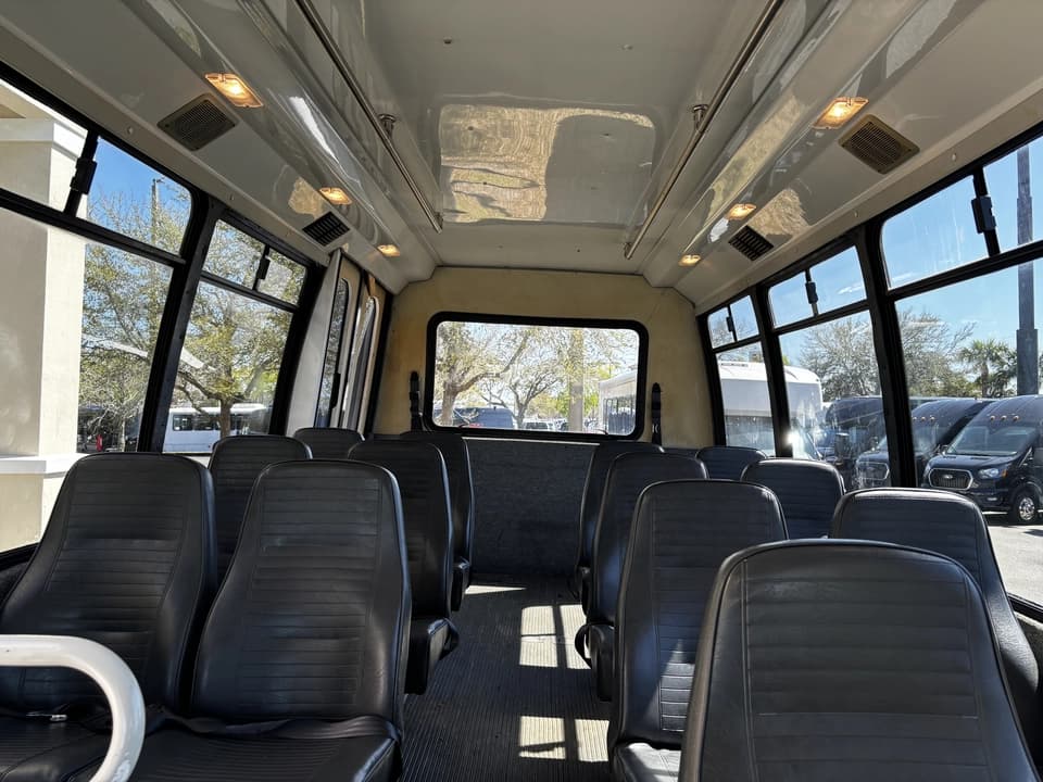 2007 Ford E450 Shuttle Bus - Image 9