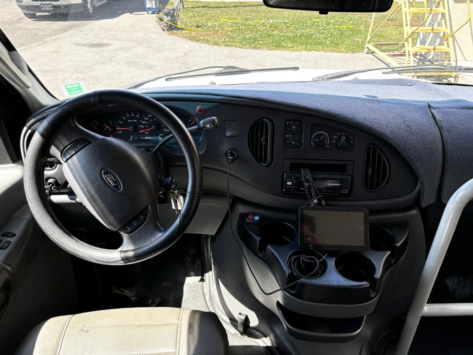 2007 Ford E450 Shuttle Bus - Image 10