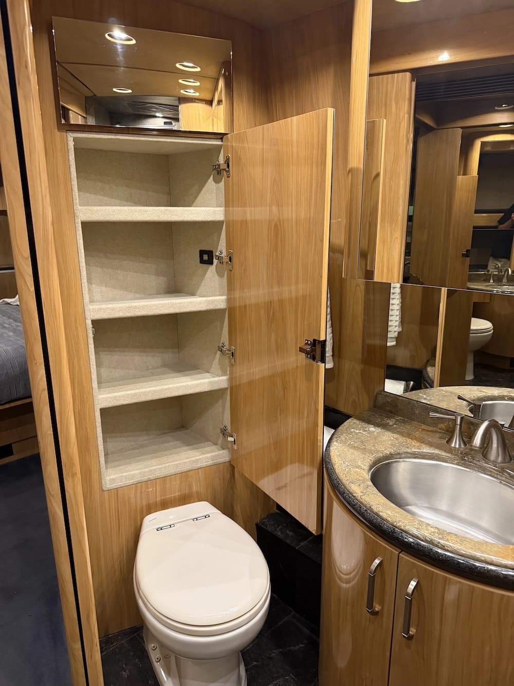 2007 Prevost Marathon H3-45 Motorhome - Image 46