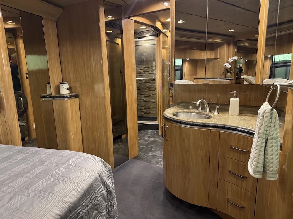 2007 Prevost Marathon H3-45 Motorhome - Image 50
