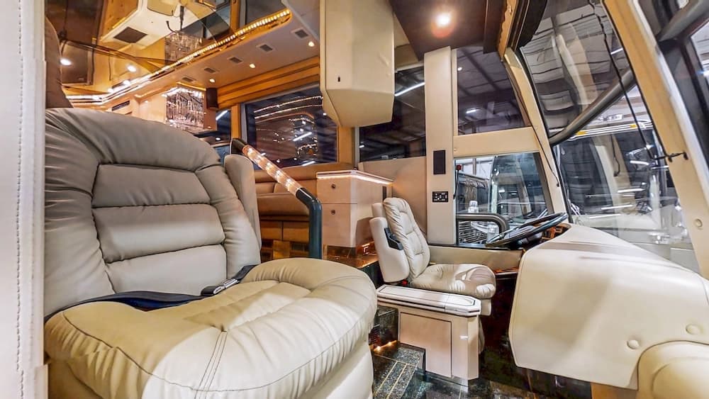 1999 Prevost Featherlite H3-45 Motorhome - Image 2