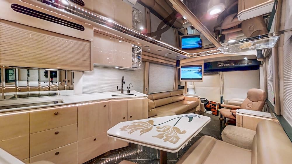 1999 Prevost Featherlite H3-45 Motorhome - Image 11