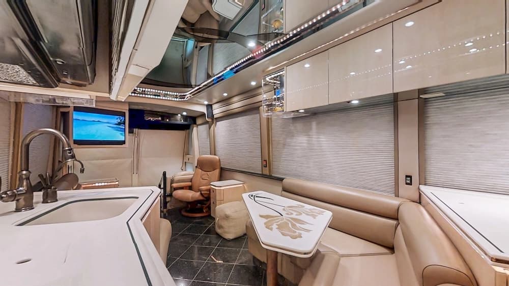 1999 Prevost Featherlite H3-45 Motorhome - Image 13