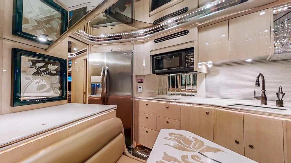 1999 Prevost Featherlite H3-45 Motorhome - Image 16