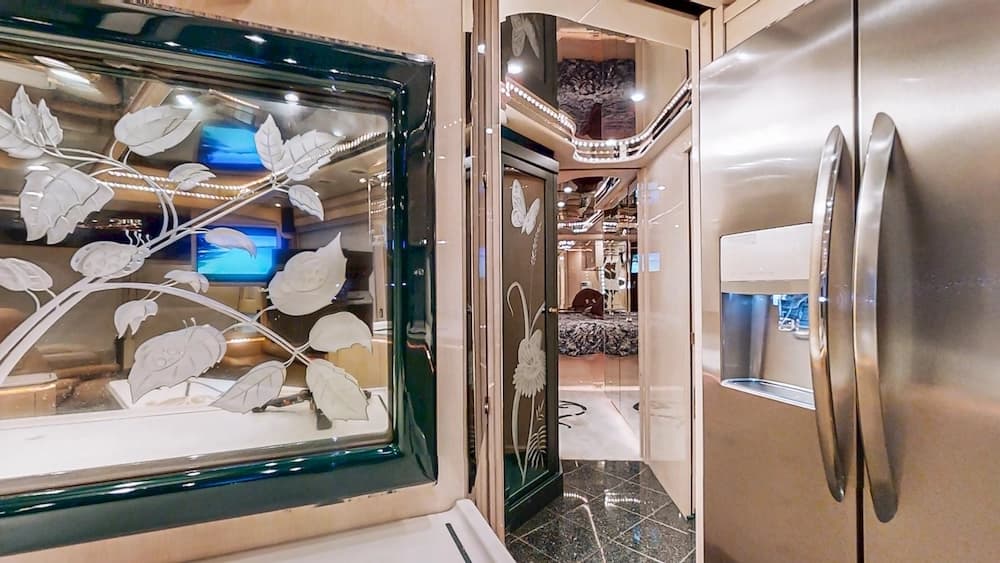 1999 Prevost Featherlite H3-45 Motorhome - Image 18
