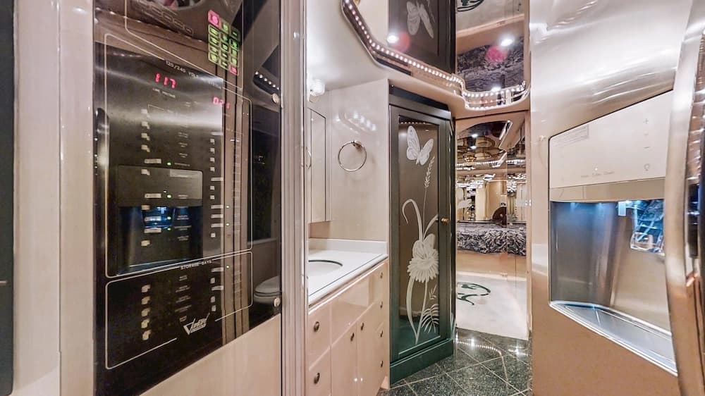1999 Prevost Featherlite H3-45 Motorhome - Image 19