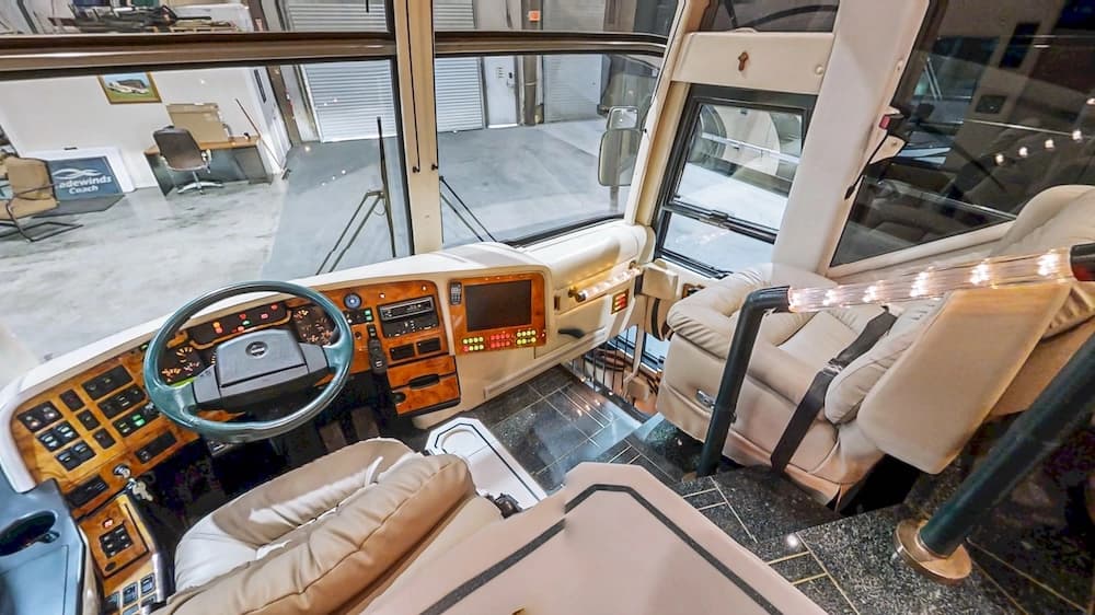 1999 Prevost Featherlite H3-45 Motorhome - Image 3