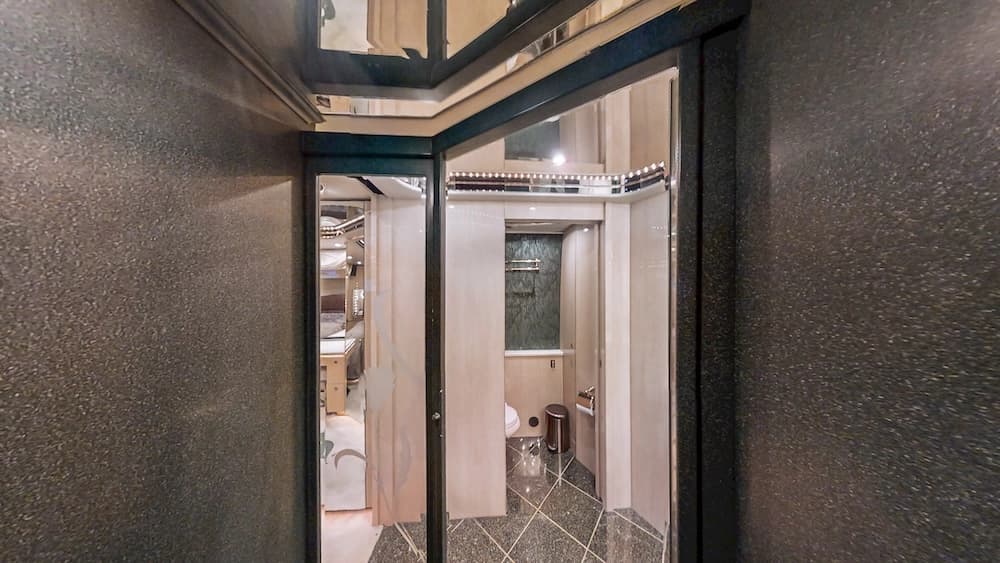 1999 Prevost Featherlite H3-45 Motorhome - Image 25