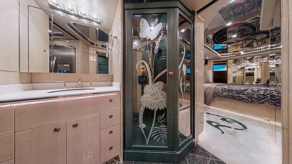 1999 Prevost Featherlite H3-45 Motorhome - Image 26