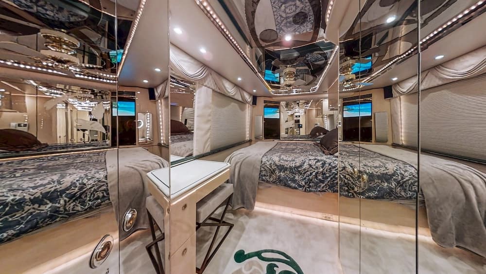 1999 Prevost Featherlite H3-45 Motorhome - Image 27