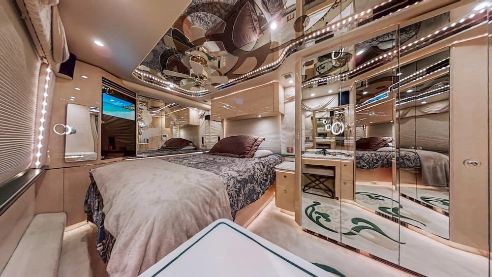 1999 Prevost Featherlite H3-45 Motorhome - Image 28
