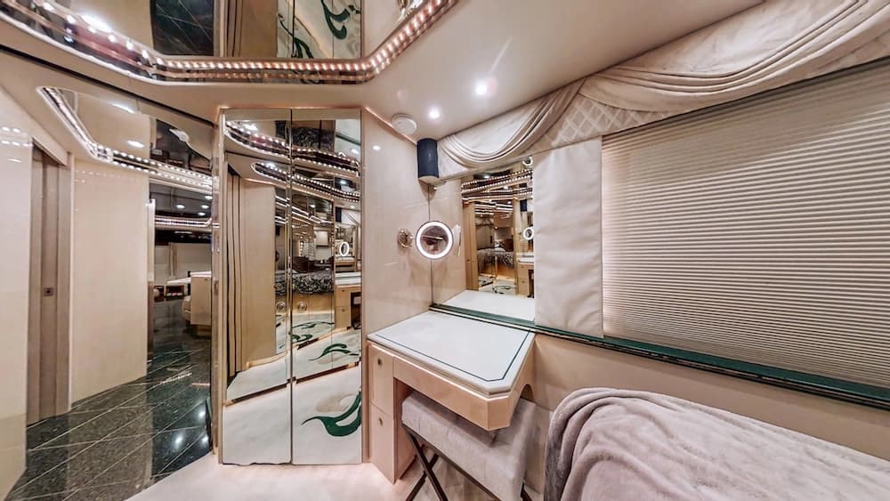 1999 Prevost Featherlite H3-45 Motorhome - Image 29