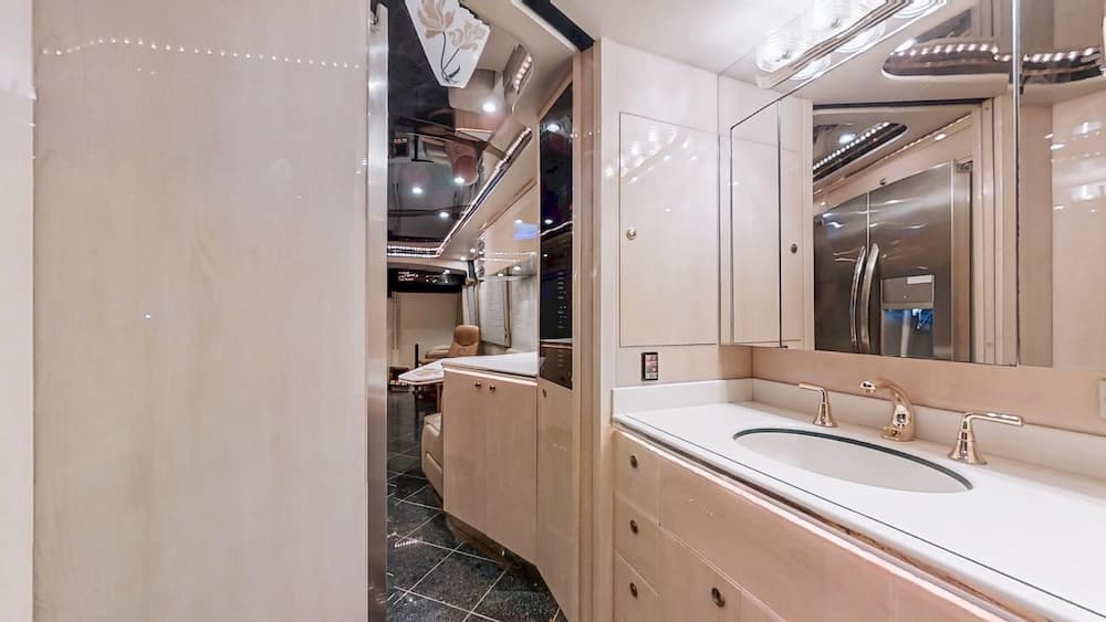 1999 Prevost Featherlite H3-45 Motorhome - Image 36