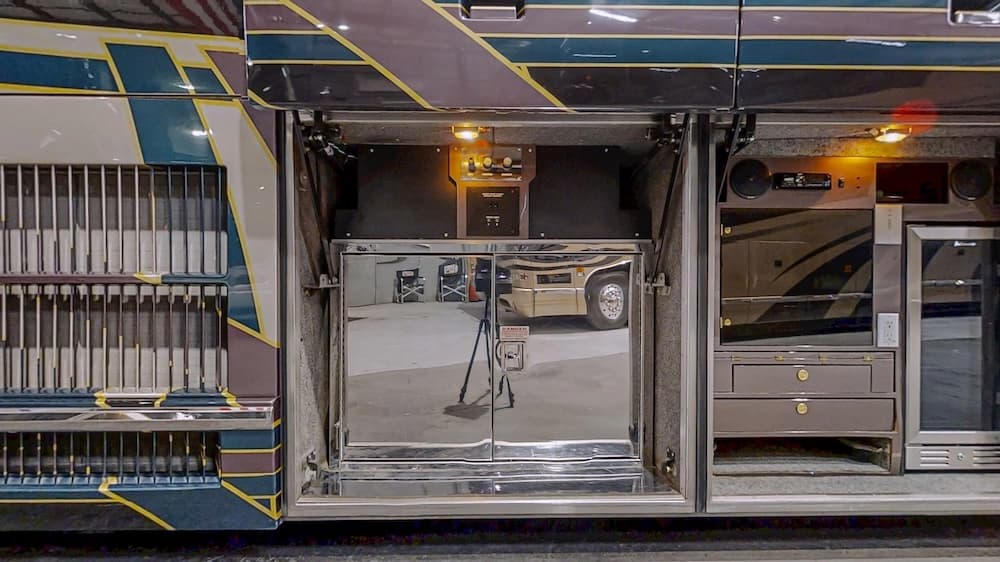 1999 Prevost Featherlite H3-45 Motorhome - Image 44