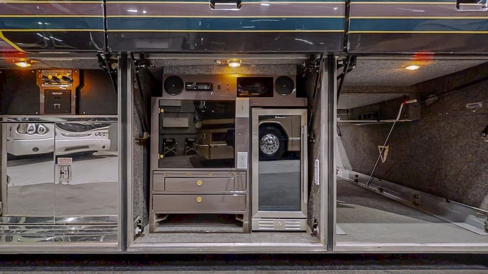1999 Prevost Featherlite H3-45 Motorhome - Image 45