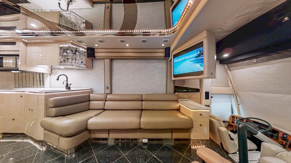 1999 Prevost Featherlite H3-45 Motorhome - Image 8