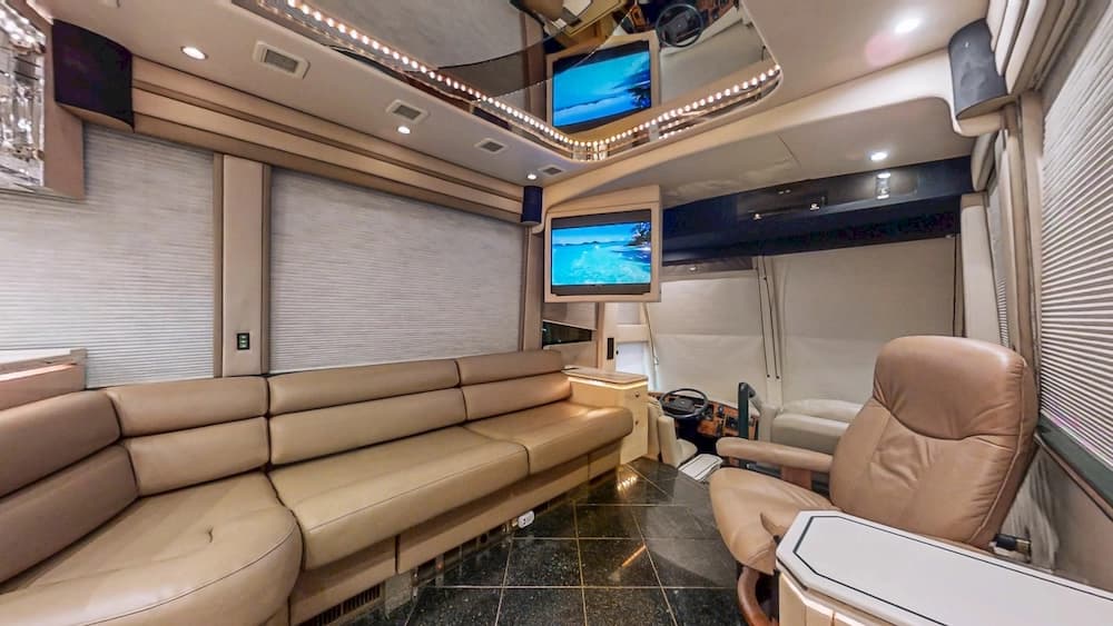 1999 Prevost Featherlite H3-45 Motorhome - Image 9