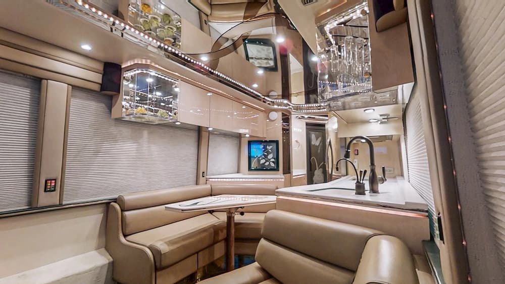 1999 Prevost Featherlite H3-45 Motorhome - Image 10