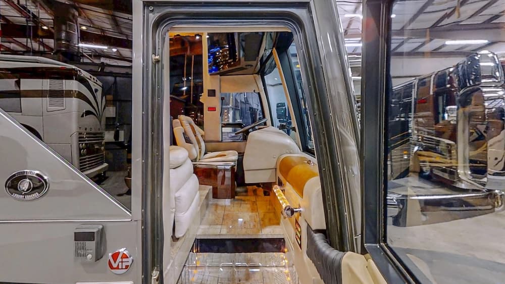 2004 Prevost Featherlite H3-45 Motorhome - Image 1