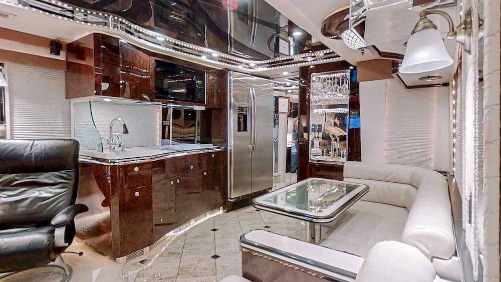 2004 Prevost Featherlite H3-45 Motorhome - Image 14