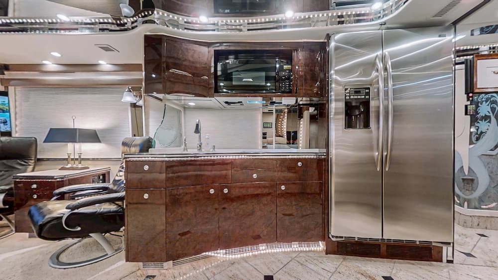 2004 Prevost Featherlite H3-45 Motorhome - Image 18