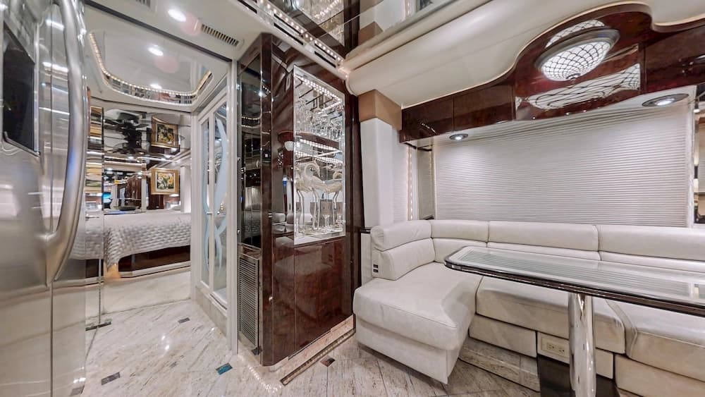 2004 Prevost Featherlite H3-45 Motorhome - Image 2