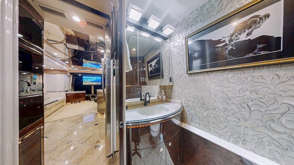 2004 Prevost Featherlite H3-45 Motorhome - Image 23