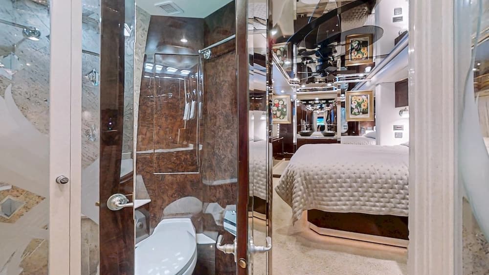 2004 Prevost Featherlite H3-45 Motorhome - Image 24