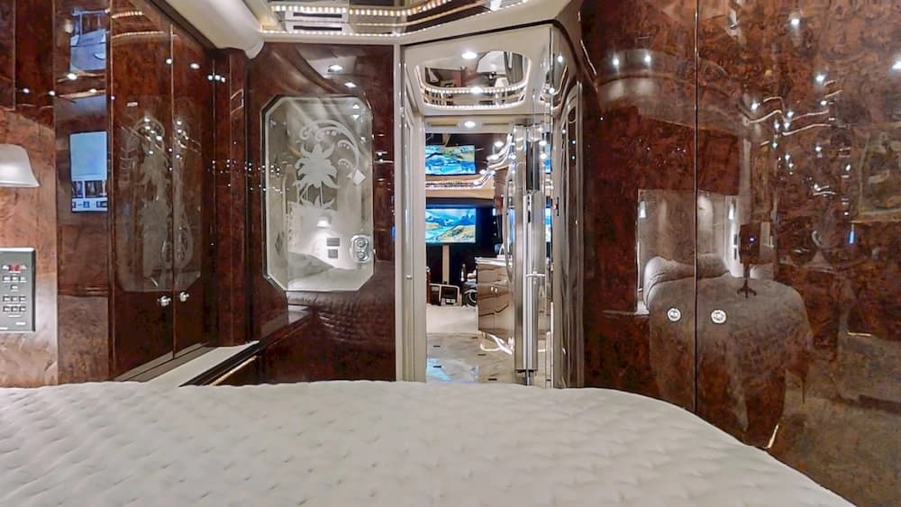 2004 Prevost Featherlite H3-45 Motorhome - Image 26