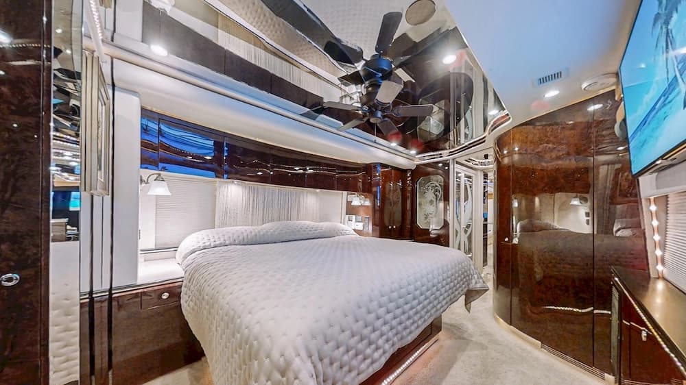 2004 Prevost Featherlite H3-45 Motorhome - Image 27