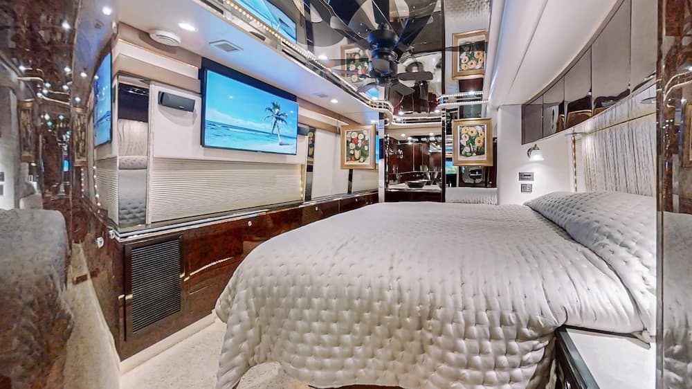 2004 Prevost Featherlite H3-45 Motorhome - Image 28