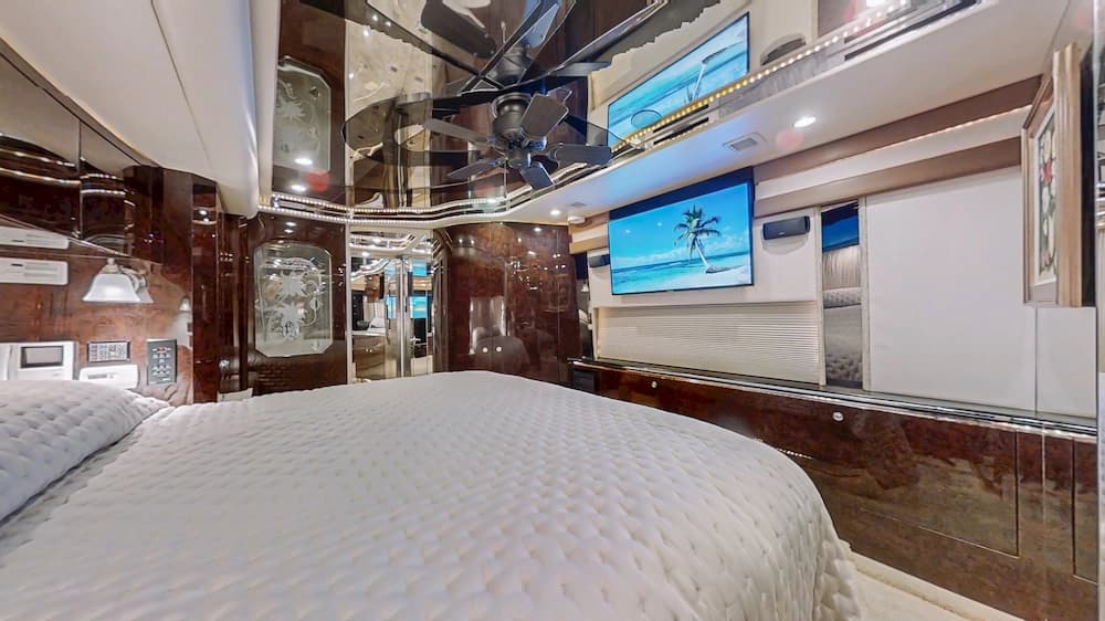2004 Prevost Featherlite H3-45 Motorhome - Image 29