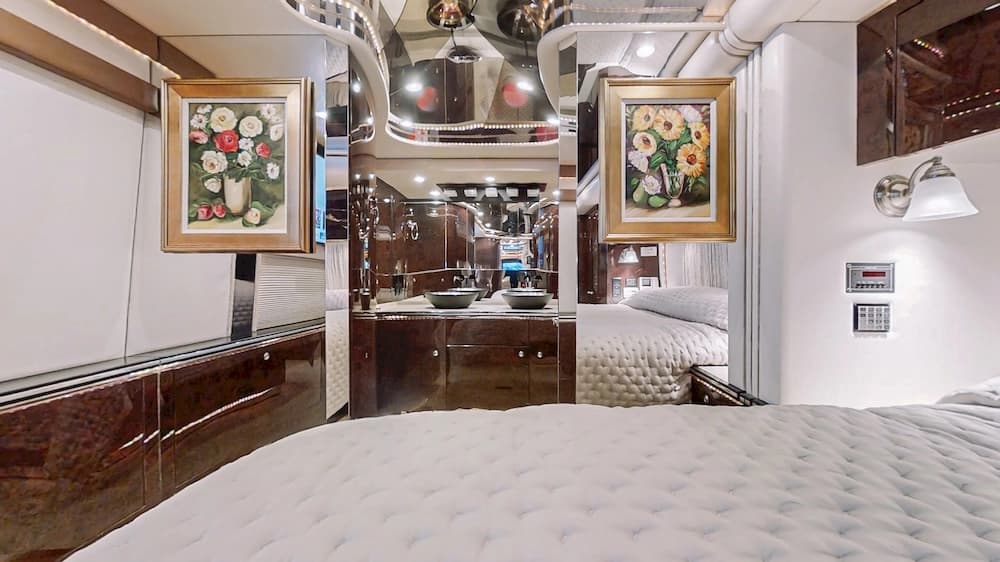 2004 Prevost Featherlite H3-45 Motorhome - Image 30
