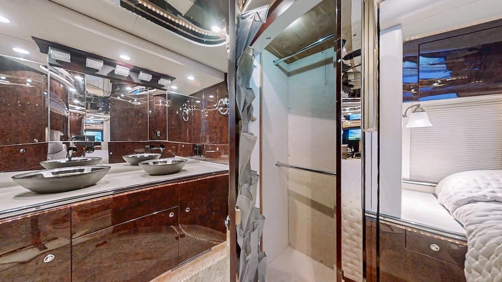 2004 Prevost Featherlite H3-45 Motorhome - Image 32