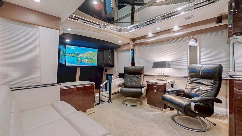 2004 Prevost Featherlite H3-45 Motorhome - Image 7