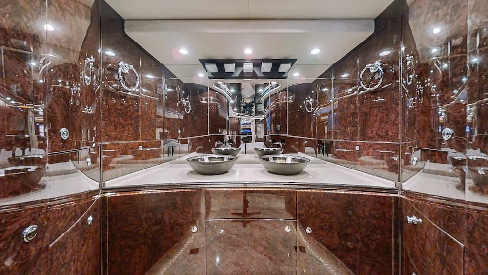 2004 Prevost Featherlite H3-45 Motorhome - Image 34