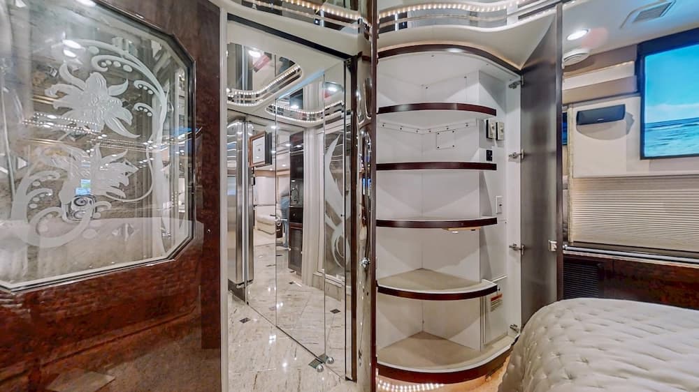2004 Prevost Featherlite H3-45 Motorhome - Image 36