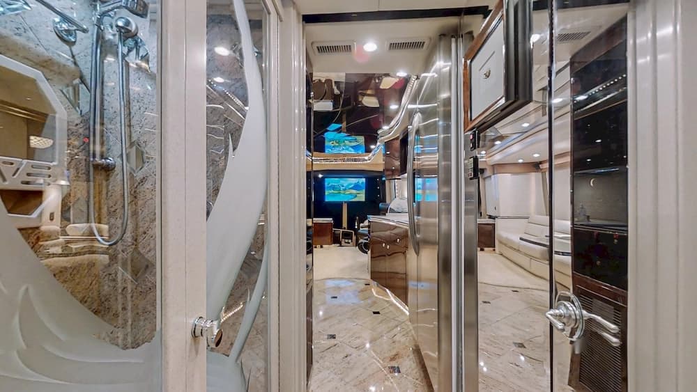 2004 Prevost Featherlite H3-45 Motorhome - Image 37