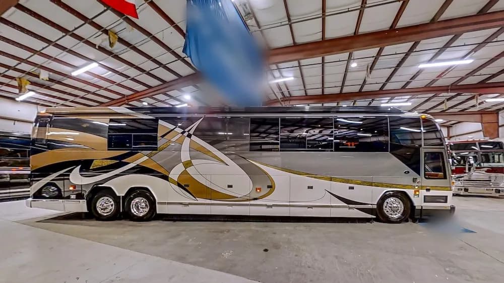2004 Prevost Featherlite H3-45 Motorhome - Image 3