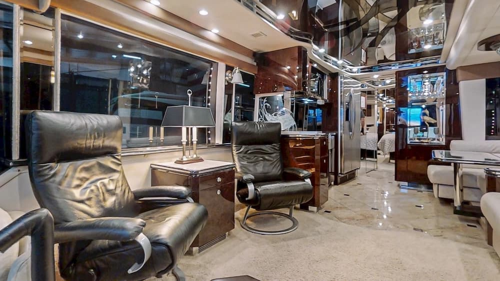 2004 Prevost Featherlite H3-45 Motorhome - Image 8