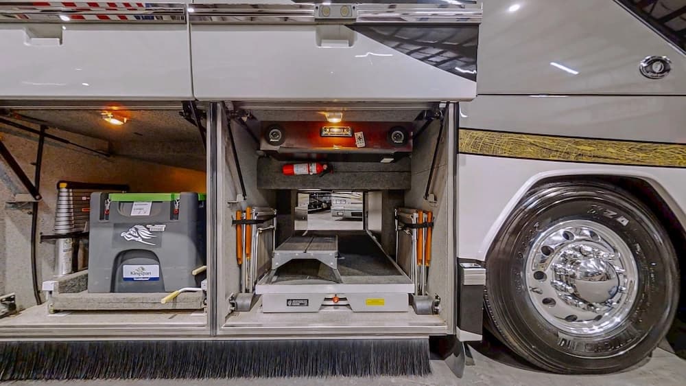 2004 Prevost Featherlite H3-45 Motorhome - Image 43