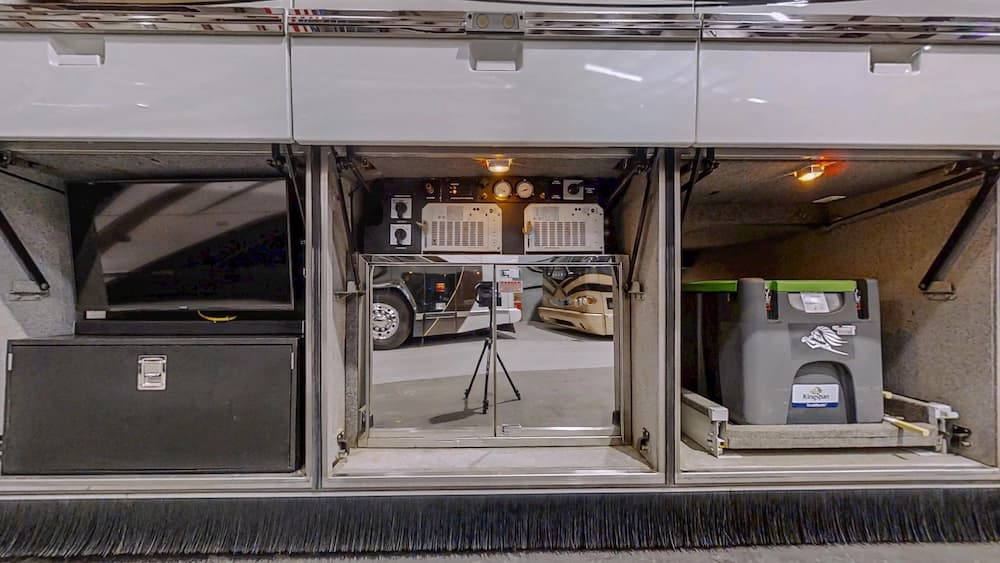 2004 Prevost Featherlite H3-45 Motorhome - Image 44