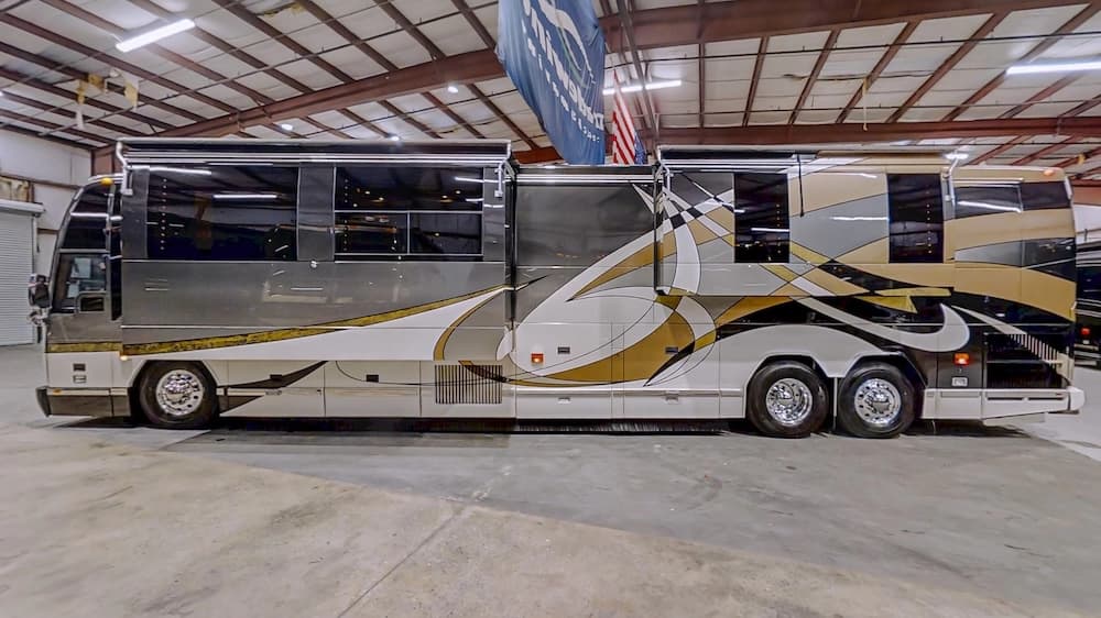 2004 Prevost Featherlite H3-45 Motorhome - Image 5