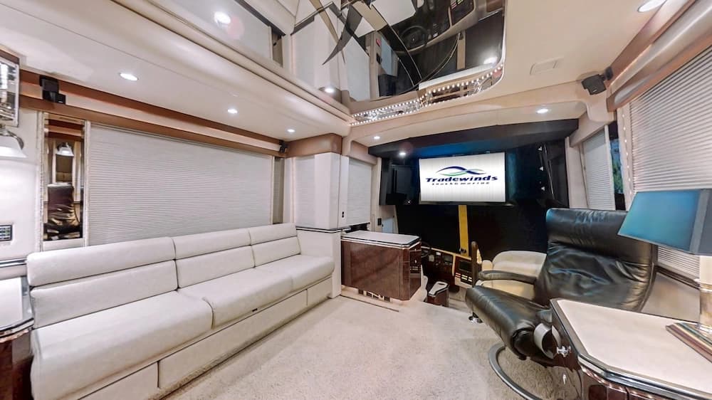 2004 Prevost Featherlite H3-45 Motorhome - Image 9