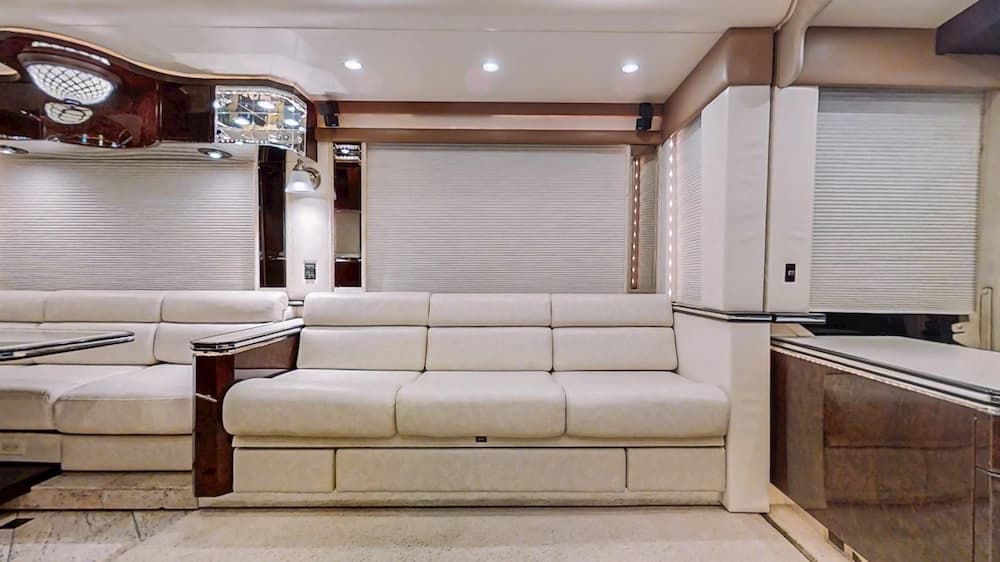 2004 Prevost Featherlite H3-45 Motorhome - Image 10