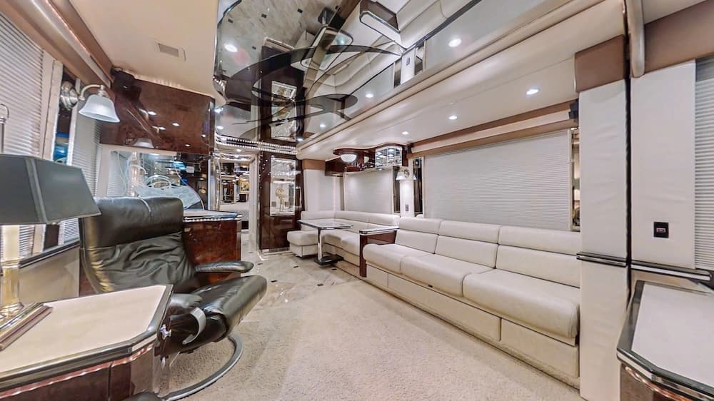 2004 Prevost Featherlite H3-45 Motorhome - Image 11