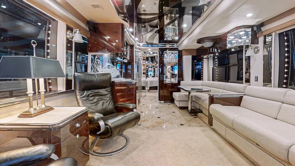 2004 Prevost Featherlite H3-45 Motorhome - Image 12
