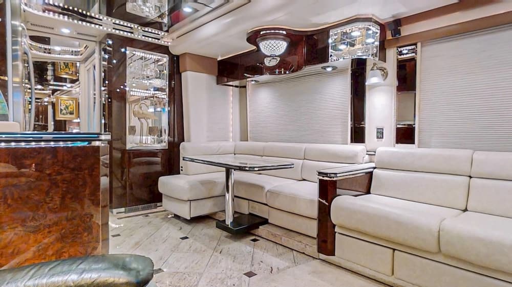 2004 Prevost Featherlite H3-45 Motorhome - Image 13