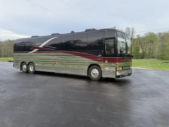 2005 Prevost XLII 40 Motorhome - Image 1
